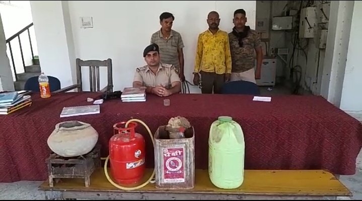 हिंदी समाचार |देसी शराब के साथ तस्कर को किया...