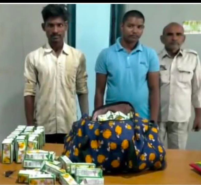 हिंदी समाचार |यूपी से शराब ला रहे दो...