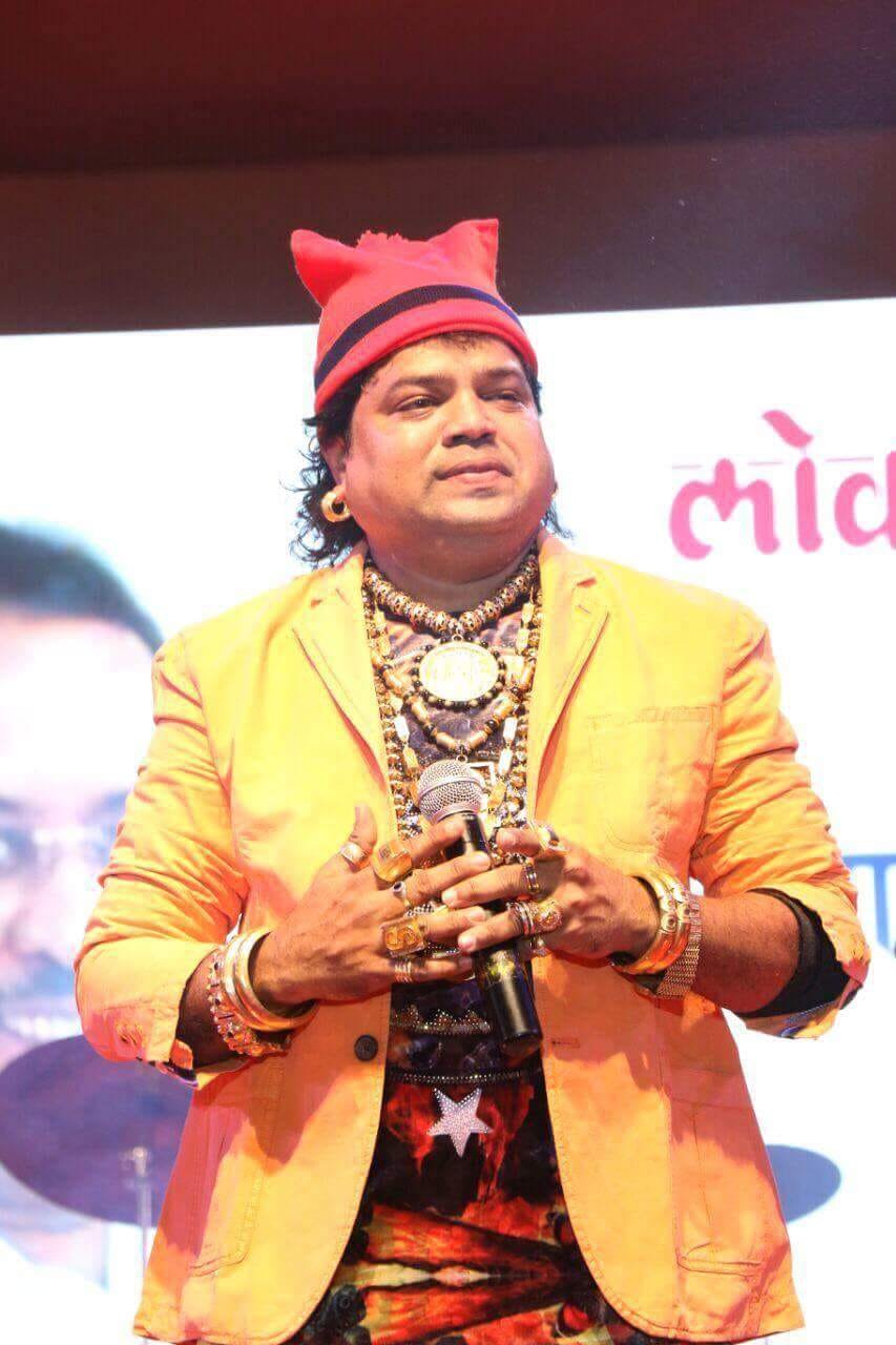 हिंदी समाचार |एक किलों सोना पहनने वाला बना...
