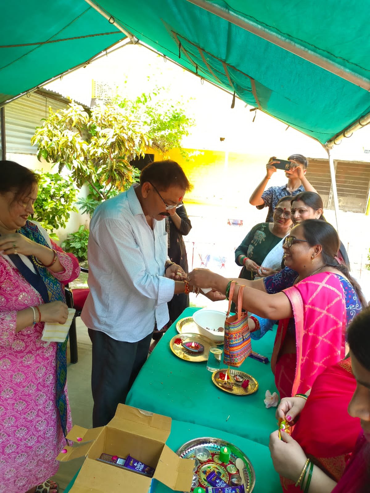 हिंदी समाचार |सैनिकों को राखी बाँधकर...