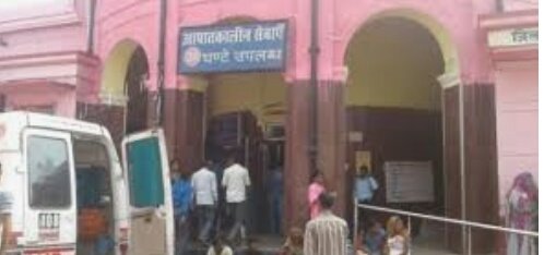 हिंदी समाचार |बिना पास जिला चिकित्सालय में...