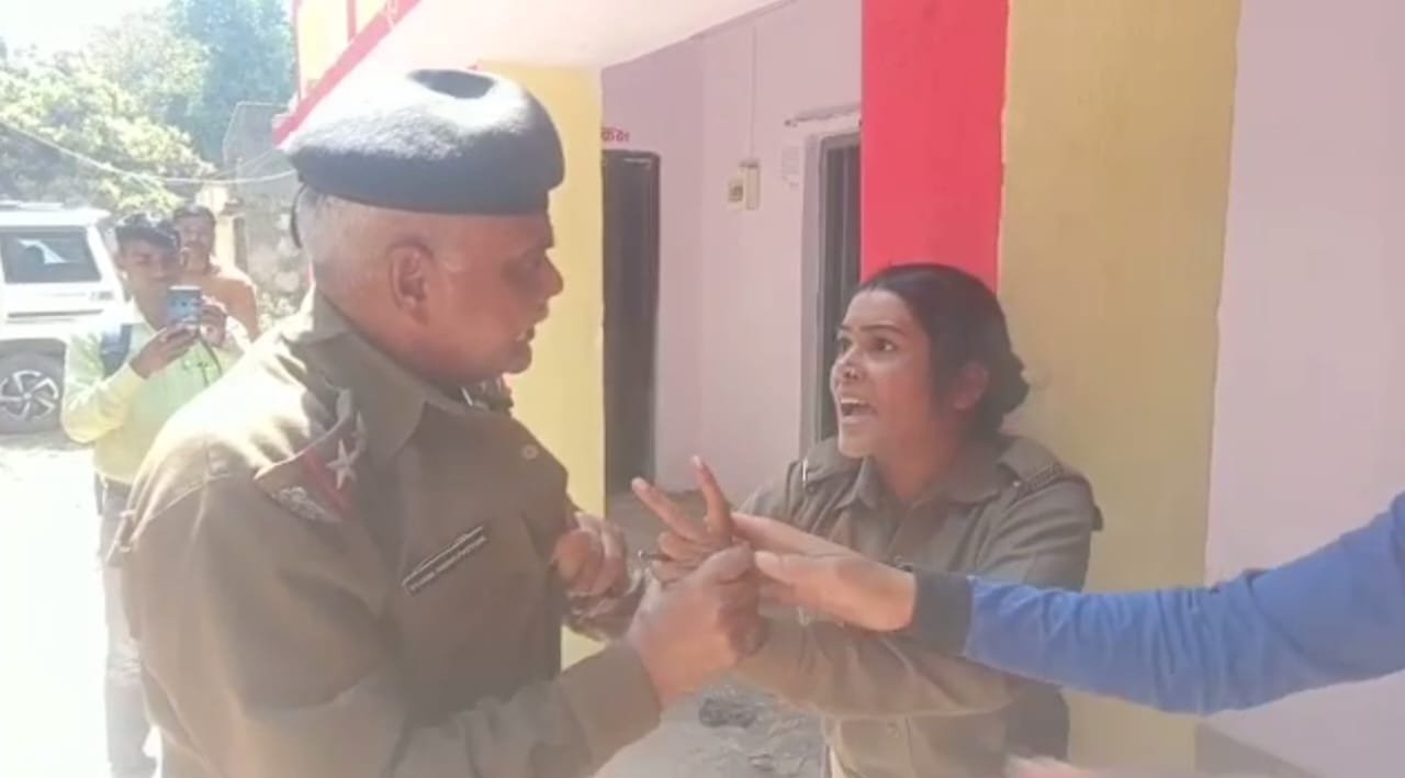 हिंदी समाचार |होमगार्ड की महिला पुलिसकर्मी...