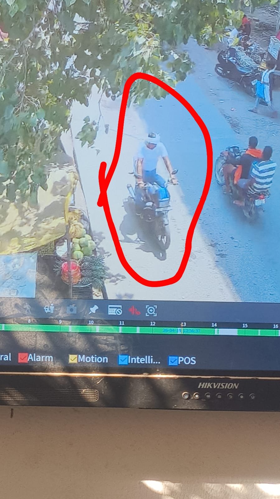 हिंदी समाचार | भीड़भाड़ वाले इलाके से बाइक...