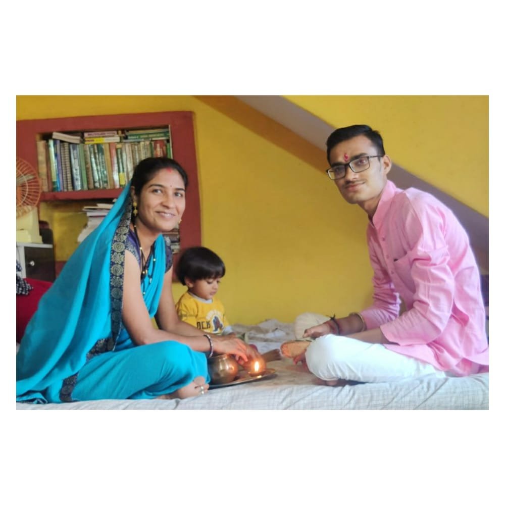 हिंदी समाचार |भाई दूज पर भाइयों को तिलक लगा...
