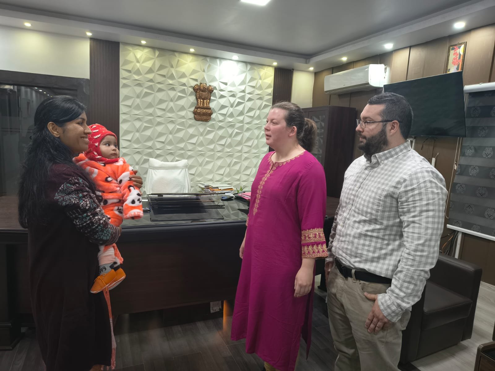 हिंदी समाचार |डीएम ने दत्तक पुत्री को सौंपी