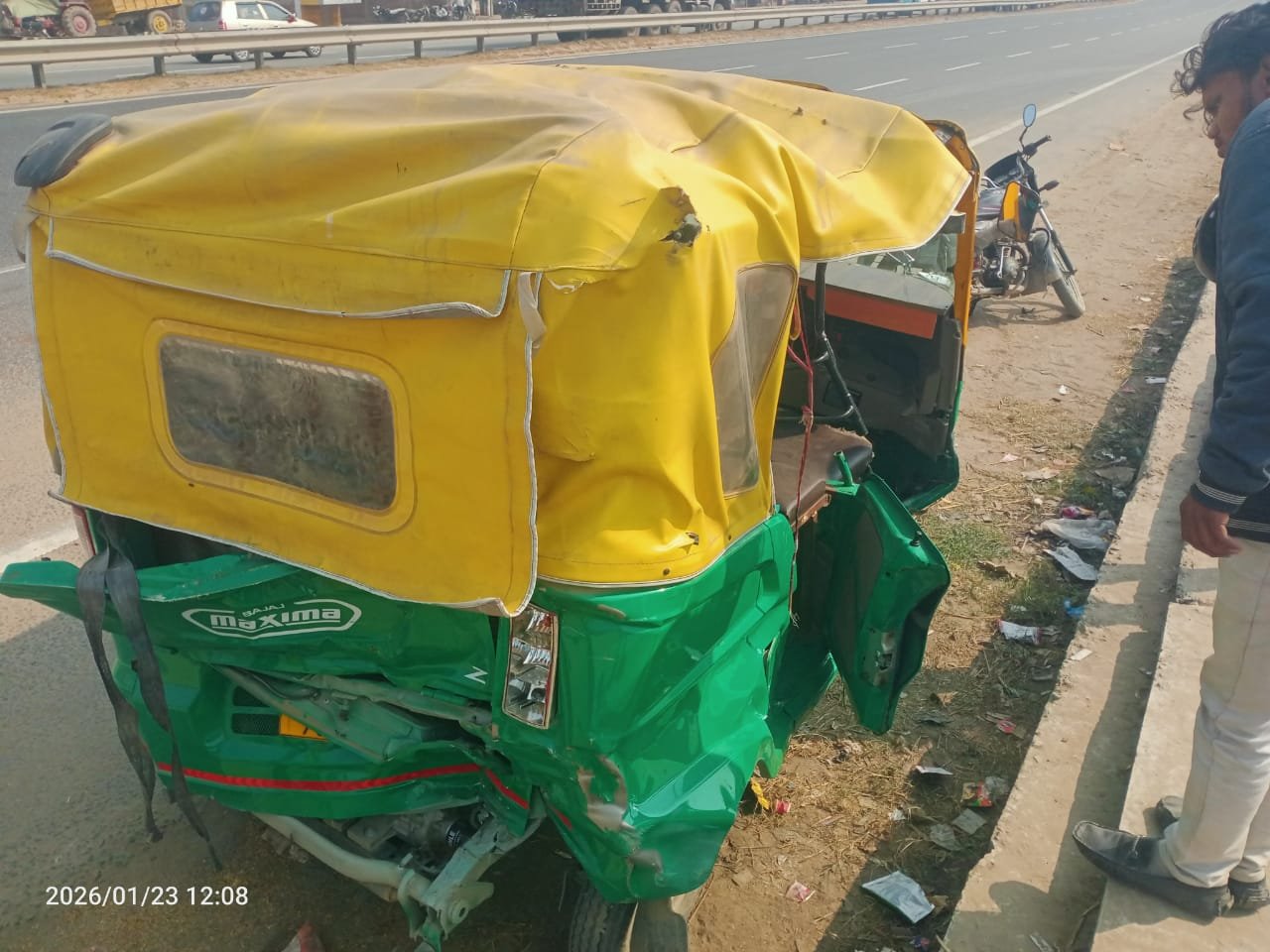 हिंदी समाचार |खड़ी टेंपू में ट्रक ने मारी...