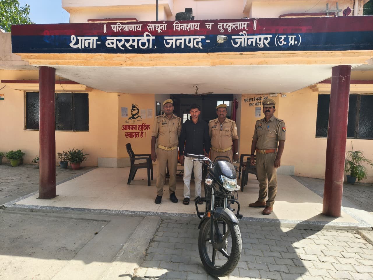 हिंदी समाचार | चोरी की मोटरसाइकिल के साथ...