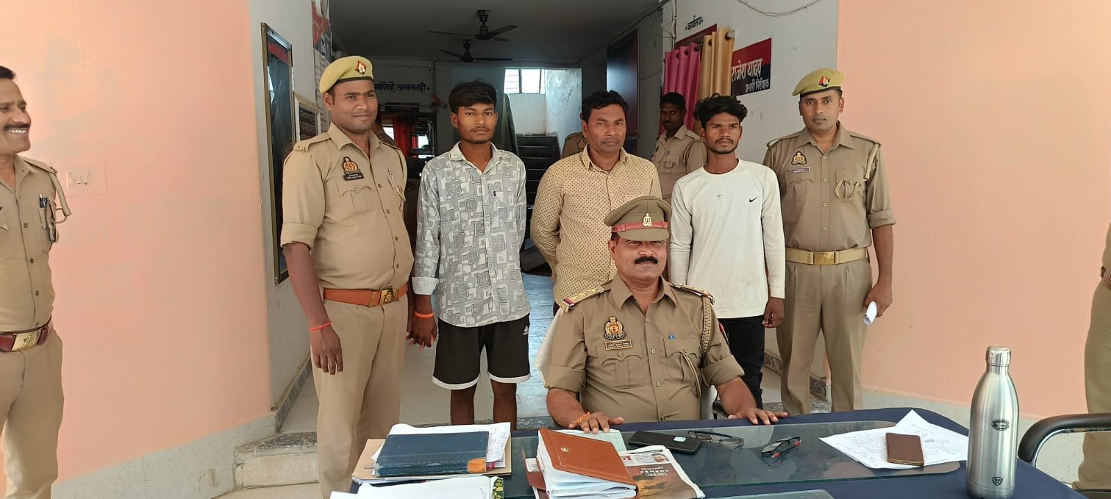 हिंदी समाचार |बरसठी पुलिस ने दो वांछित व एक...