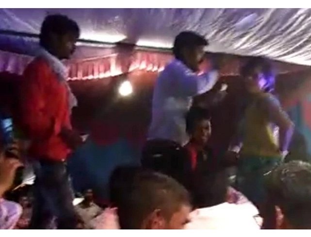 हिंदी समाचार |डांसर के साथ नृत्य करने की बड़ी...