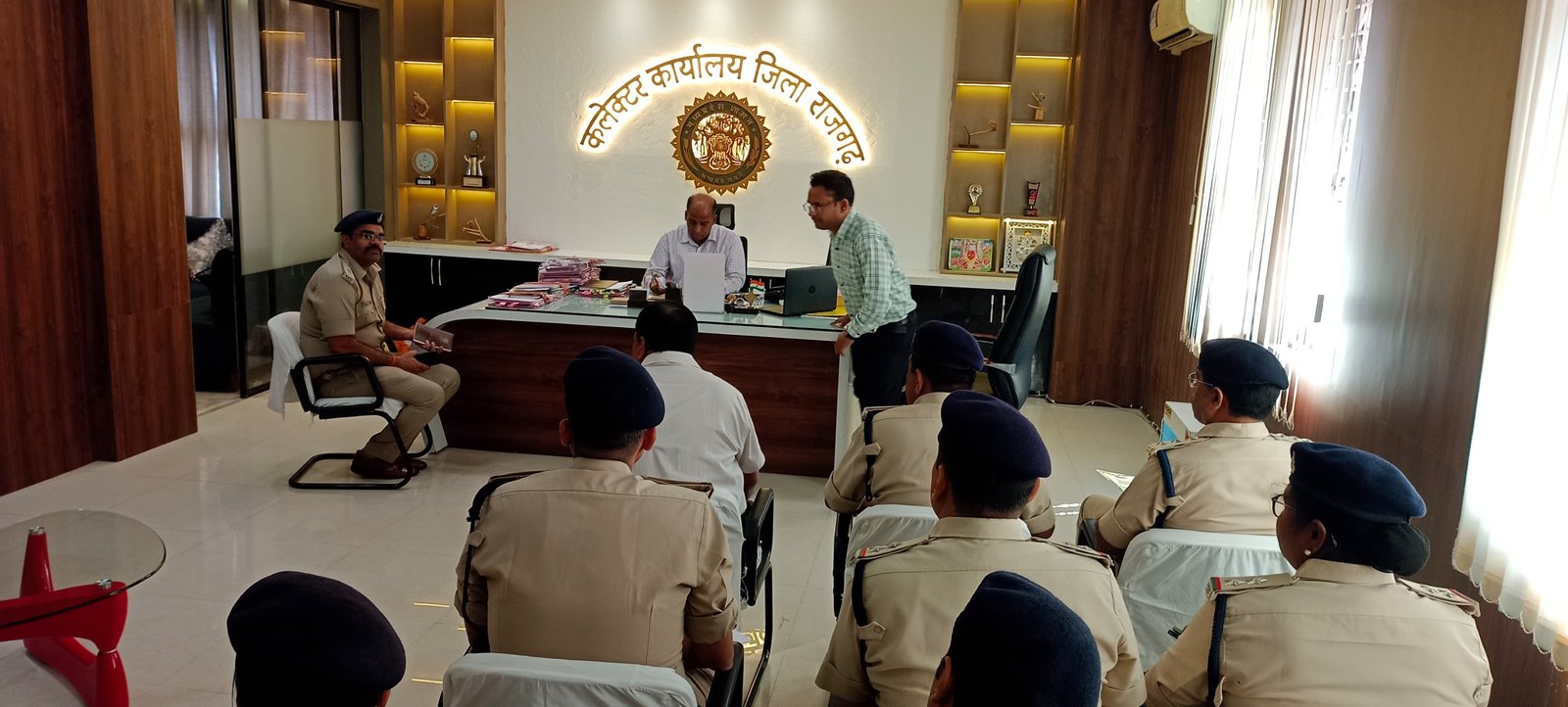 हिंदी समाचार |आबकारी आधिकारी लखन लाल ठाकुर...