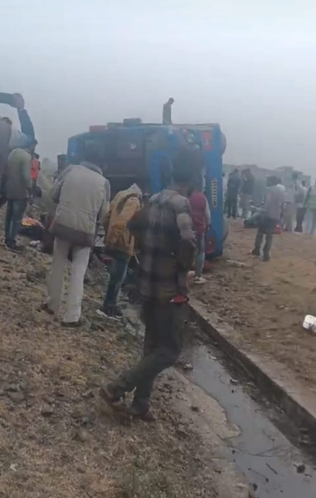 हिंदी समाचार |पचोर में पलटी यात्री बस, 14 की...
