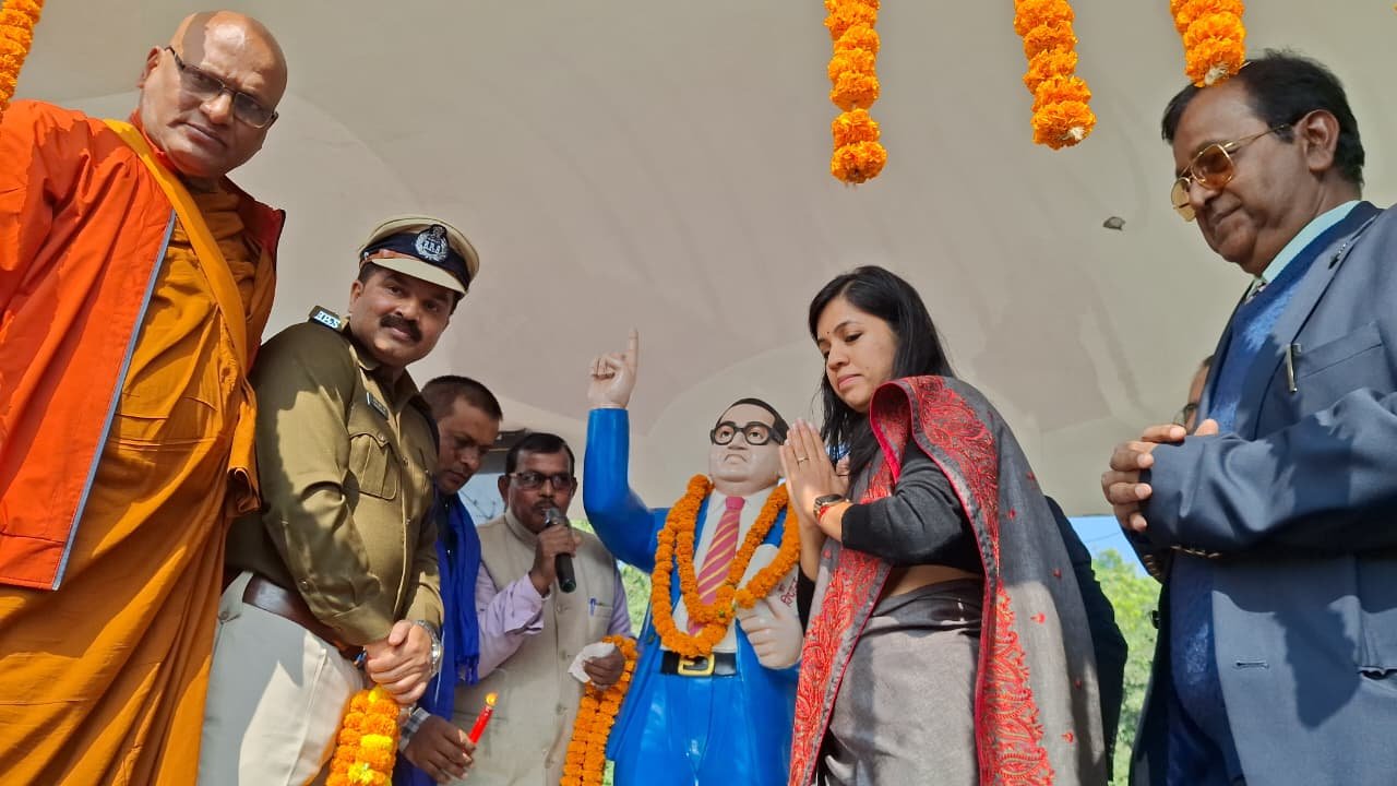 हिंदी समाचार |डीएम ने बाबासाहेब आंबेडकर दी...