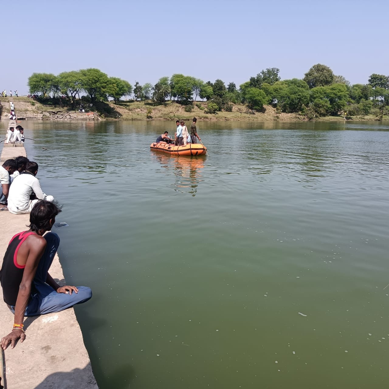 हिंदी समाचार |पति-पत्नी डैम पार करते समय...