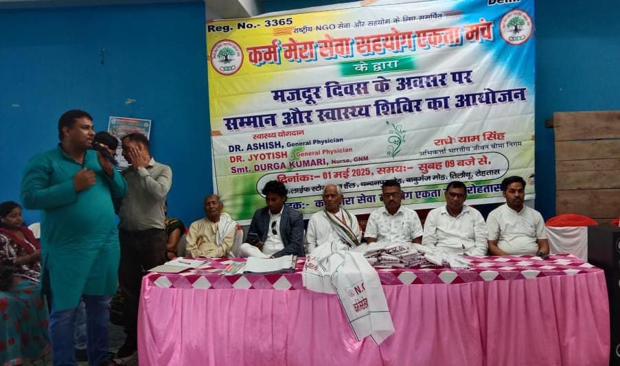 हिंदी समाचार |मजदूर दिवस पर गमछा देकर...