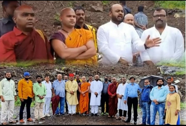 हिंदी समाचार |मिट्टी-पत्थर के मलबे में ढकी...