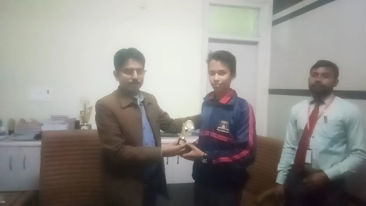 हिंदी समाचार |प्रधानाध्यापक द्वारा किया...