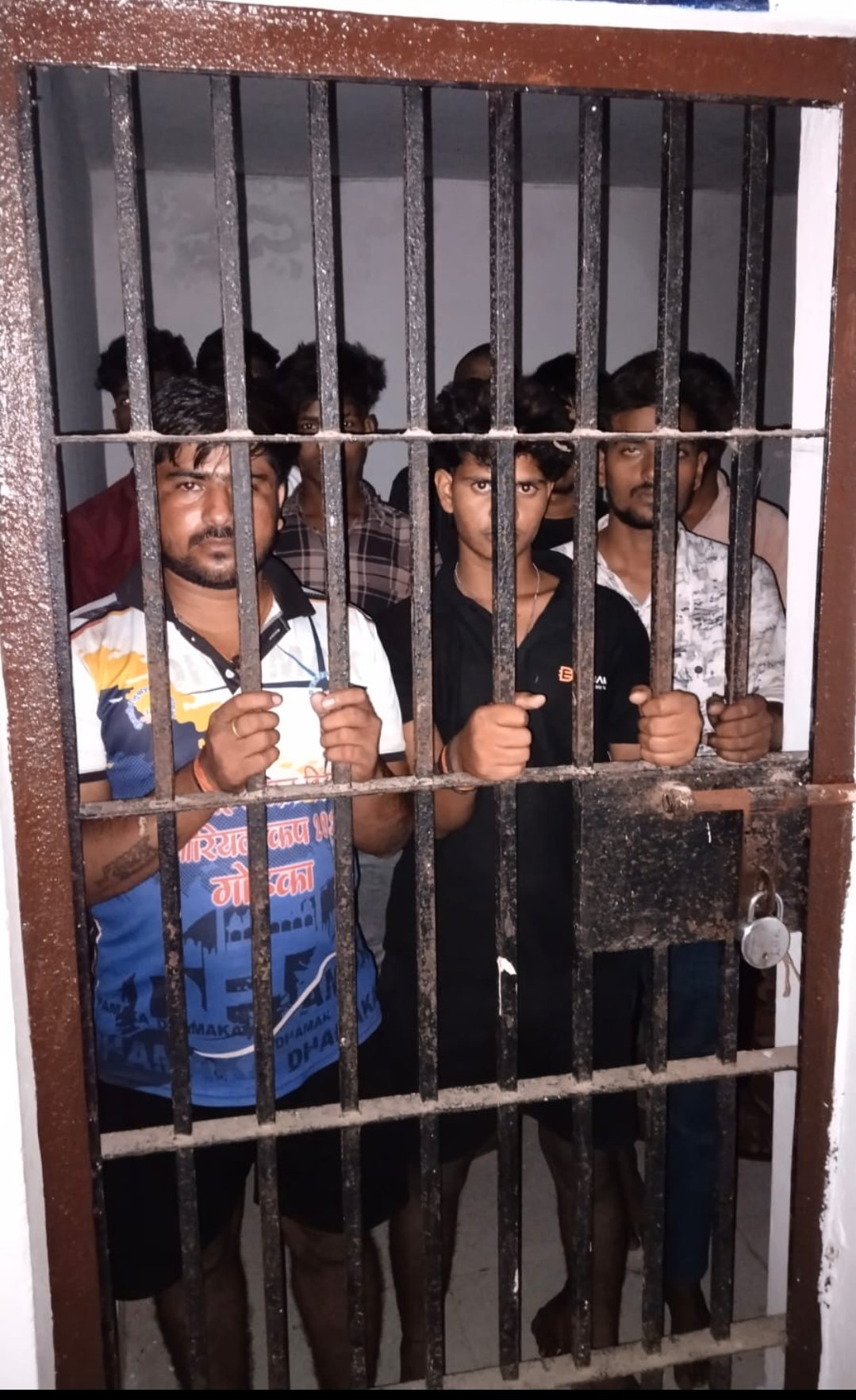 हिंदी समाचार | कटवार हाल्ट पर ट्रेन रोककर...