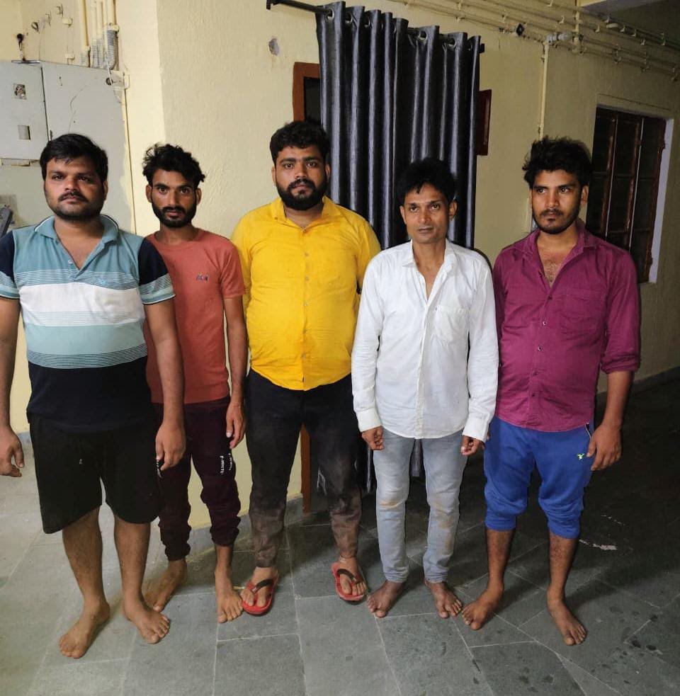 हिंदी समाचार |माँझर कुंड में शराब पी रहे 5...