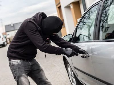 हिंदी समाचार |शिक्षक पति पर कार चोरी का आरोप,...