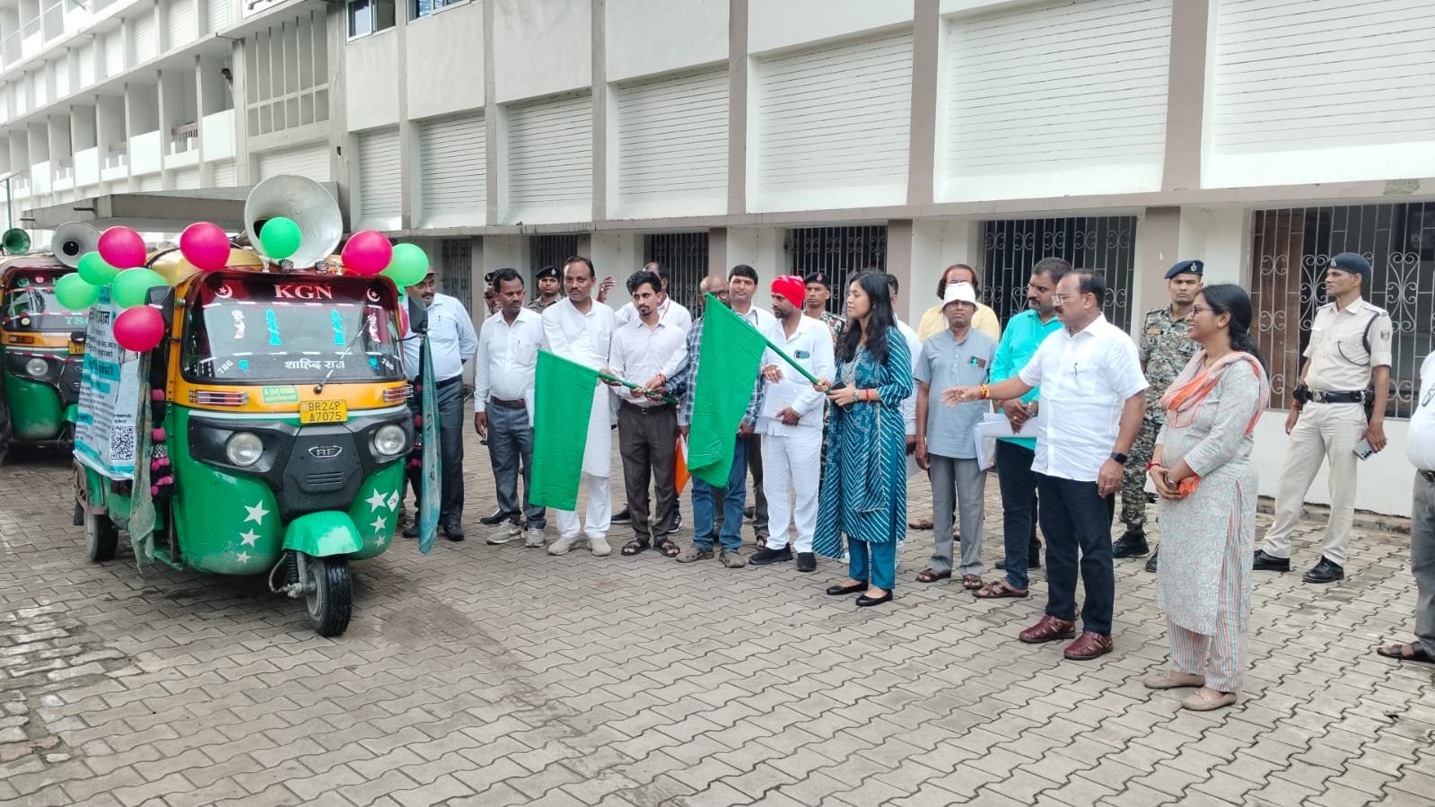 हिंदी समाचार |डीएम ने मतदाता रथ को हरी झंडी...