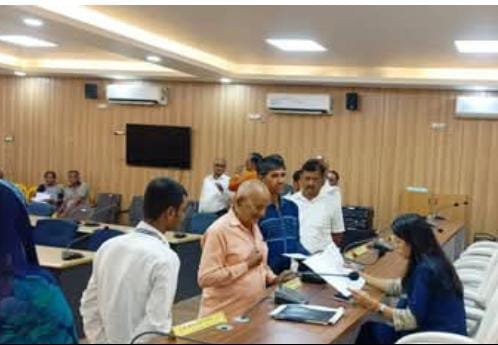 हिंदी समाचार |डीएम के जनता दरबार में 100...