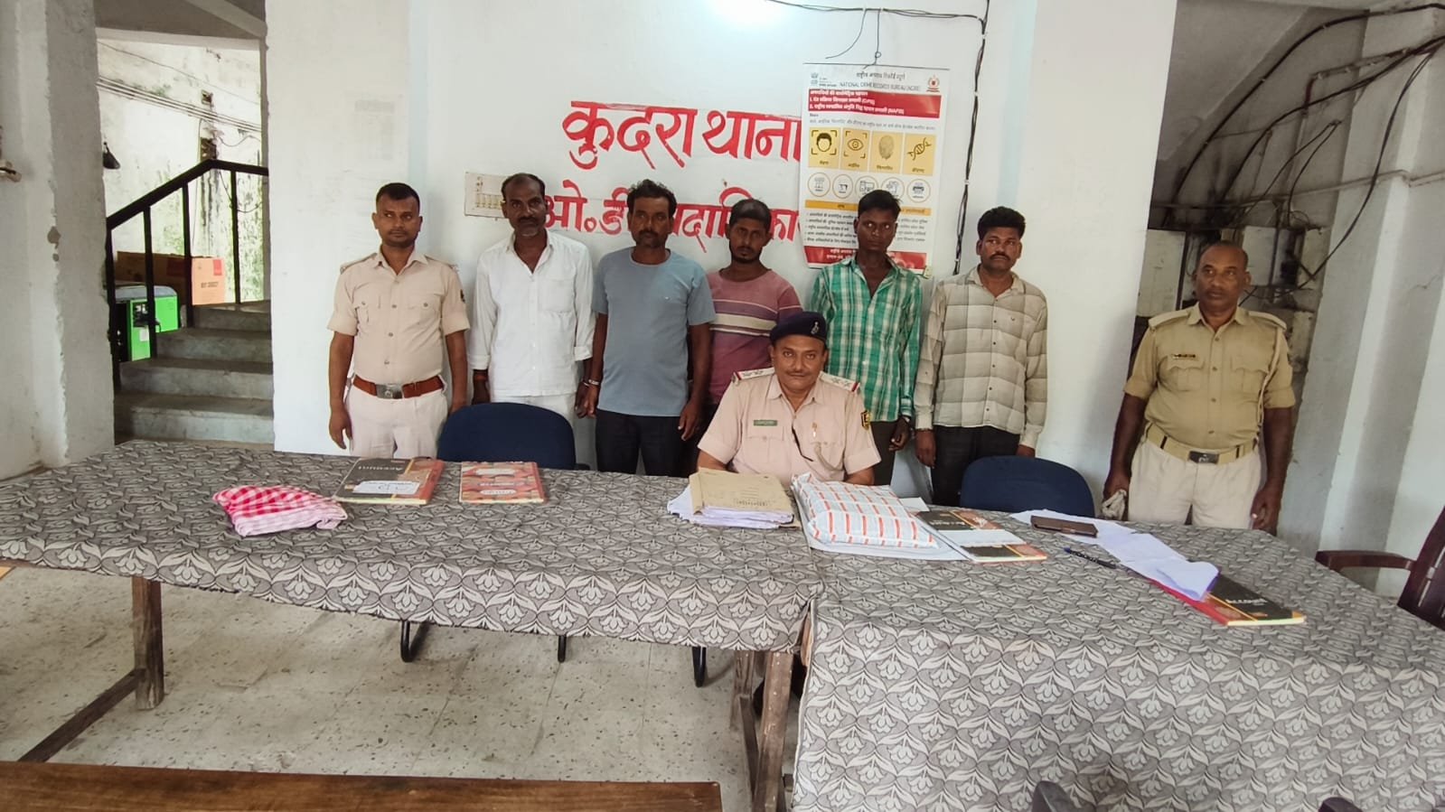 हिंदी समाचार | शराब पीने के आरोप में पांच लोग...