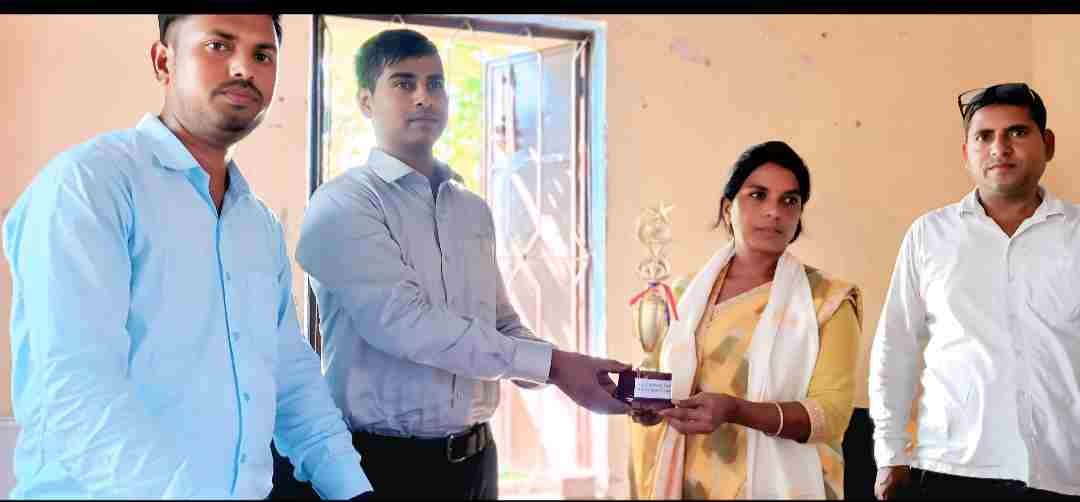 हिंदी समाचार |प्रखंड शिक्षा पदाधिकारी ने...