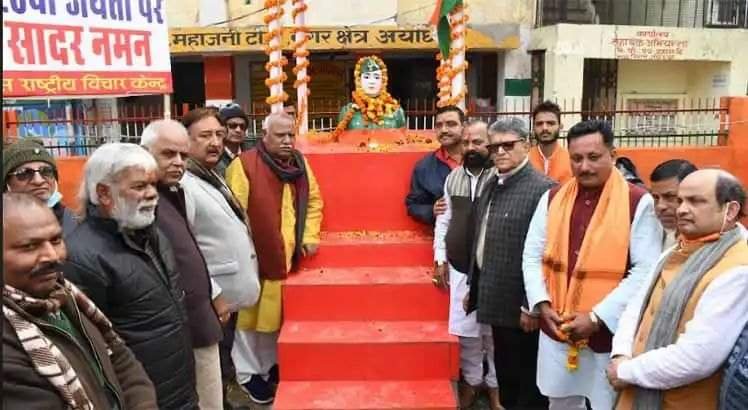 हिंदी समाचार |प्रतिमा पर श्रद्धासुमन...