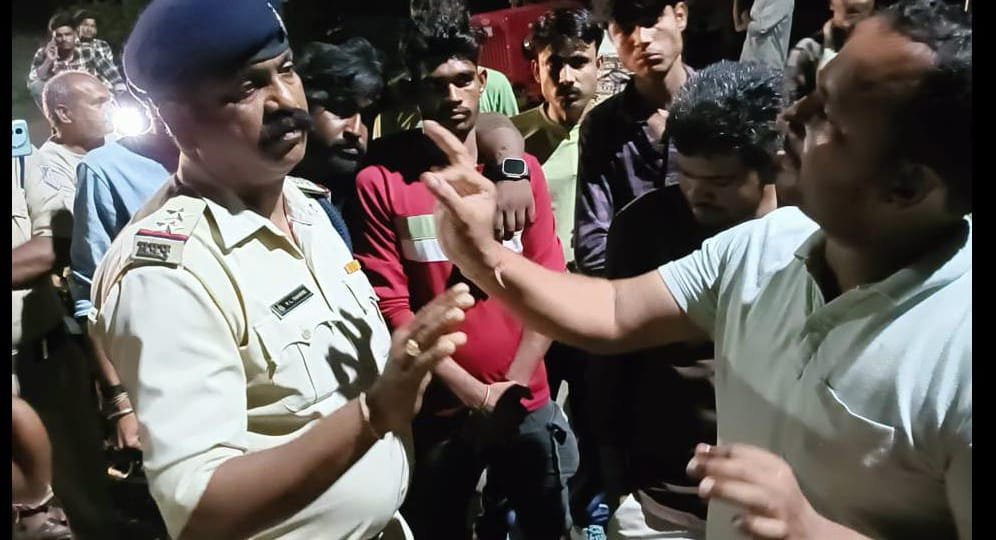हिंदी समाचार |सड़क पर गोवंश की मौत पर हुआ...
