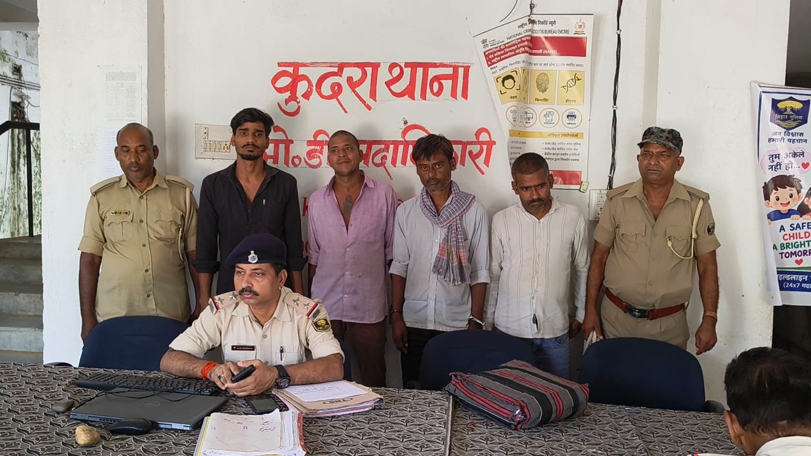 हिंदी समाचार | शराब पीने के आरोप में चार...