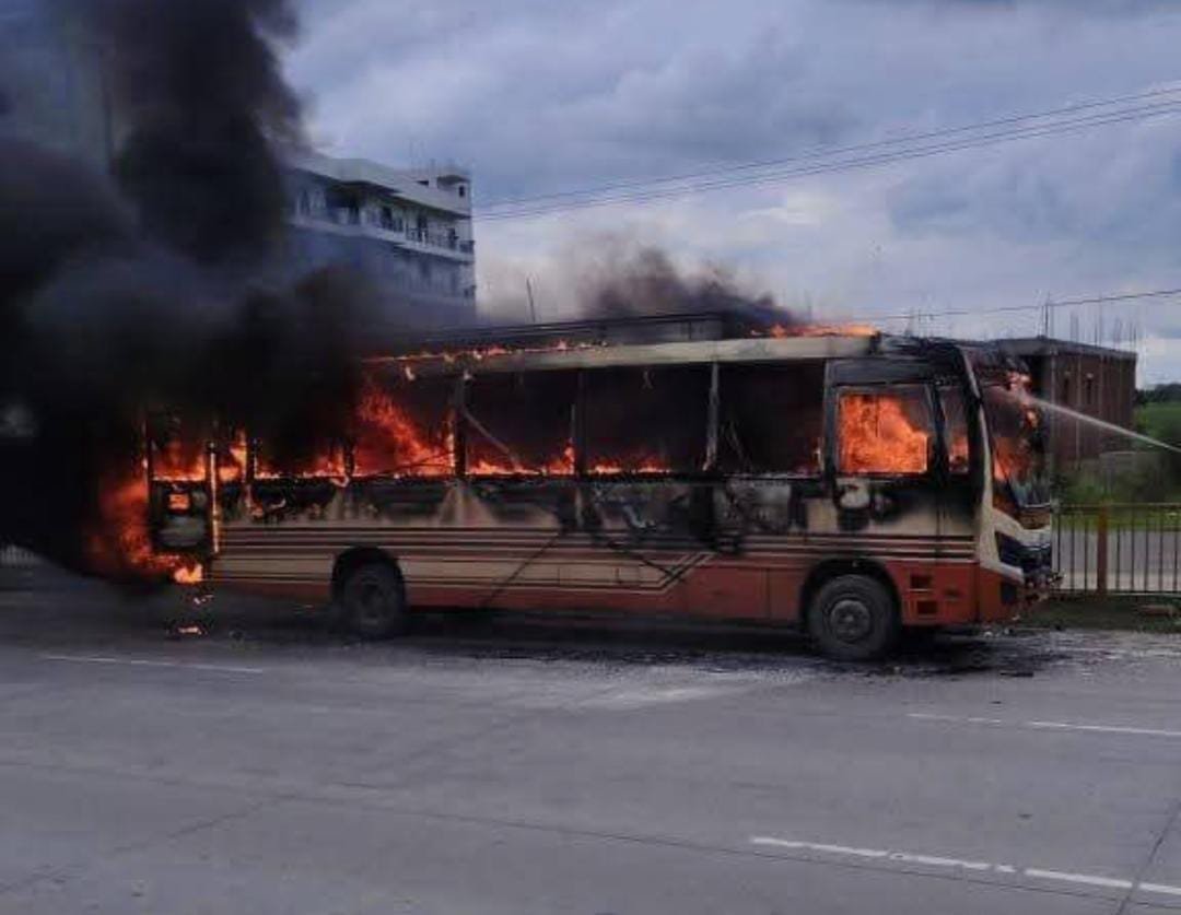 हिंदी समाचार |चलती बस में लगी आग बस धू धू कर...