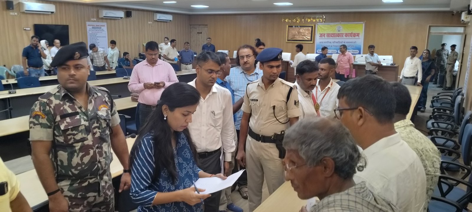 हिंदी समाचार |डीएम के जनता दरबार 80 मामले आए