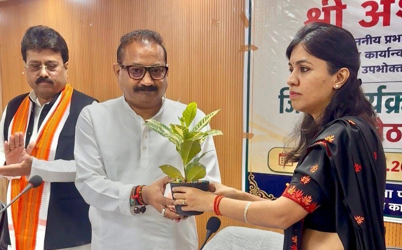 हिंदी समाचार | प्रभारी मंत्री की अध्यक्षता...