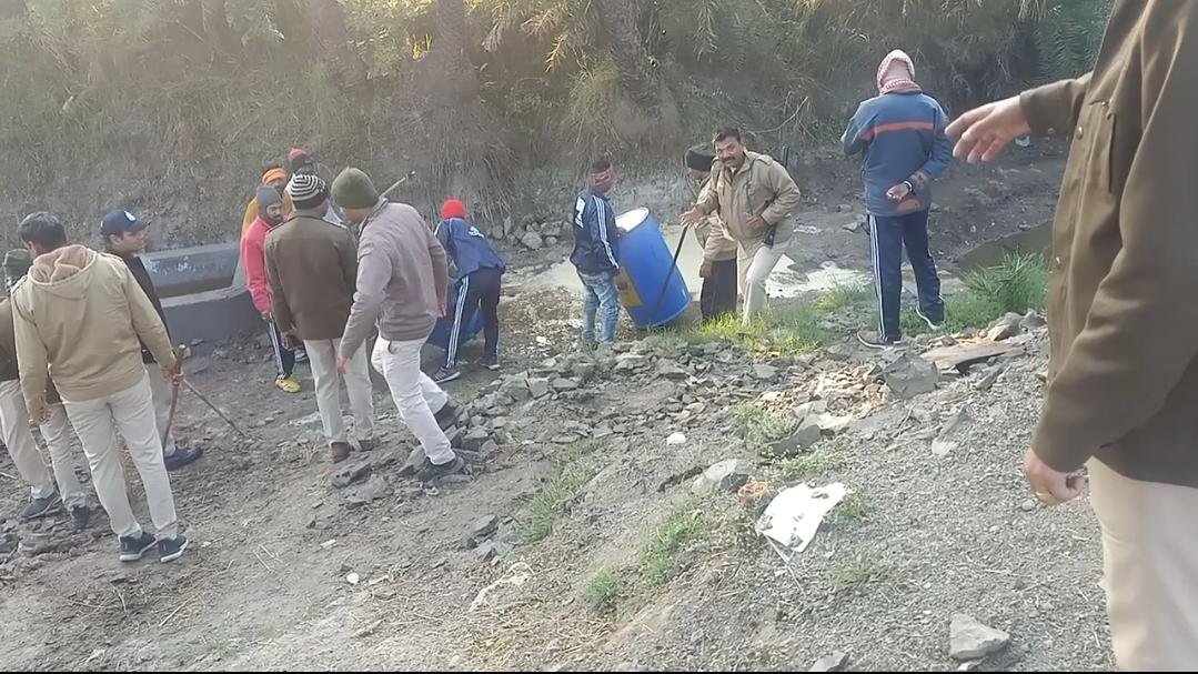हिंदी समाचार |शराब माफियाओ ने किया पुलिस पर...