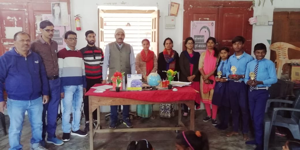 हिंदी समाचार |बच्चों में उत्साहित करते हुए...