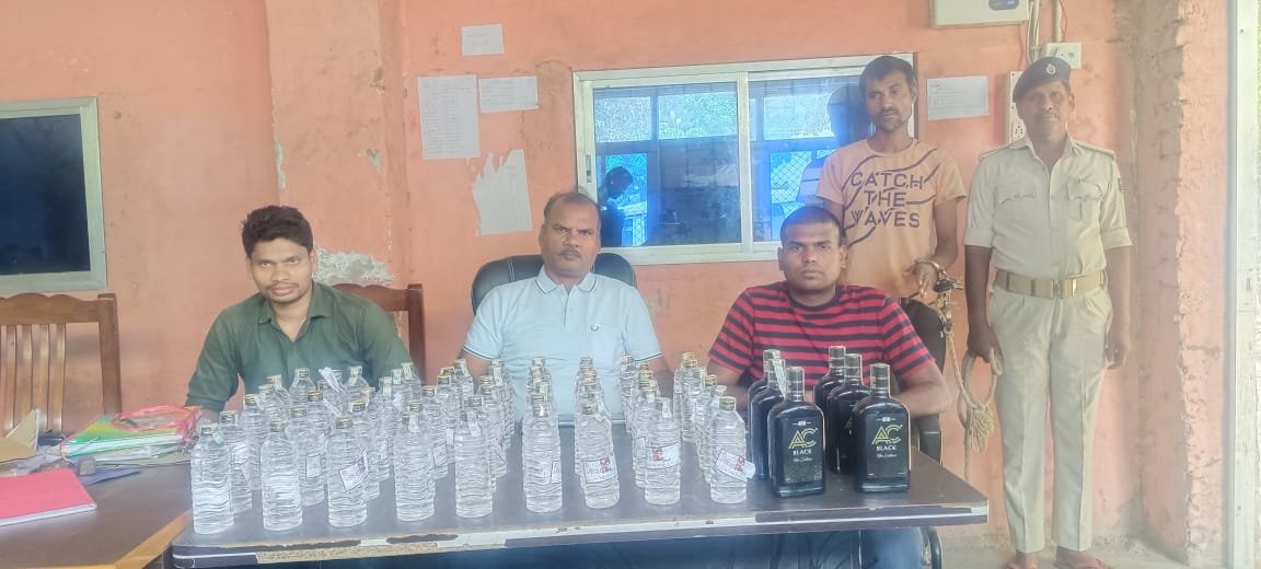हिंदी समाचार |56 बोतल देशी विदेशी शराब के साथ...