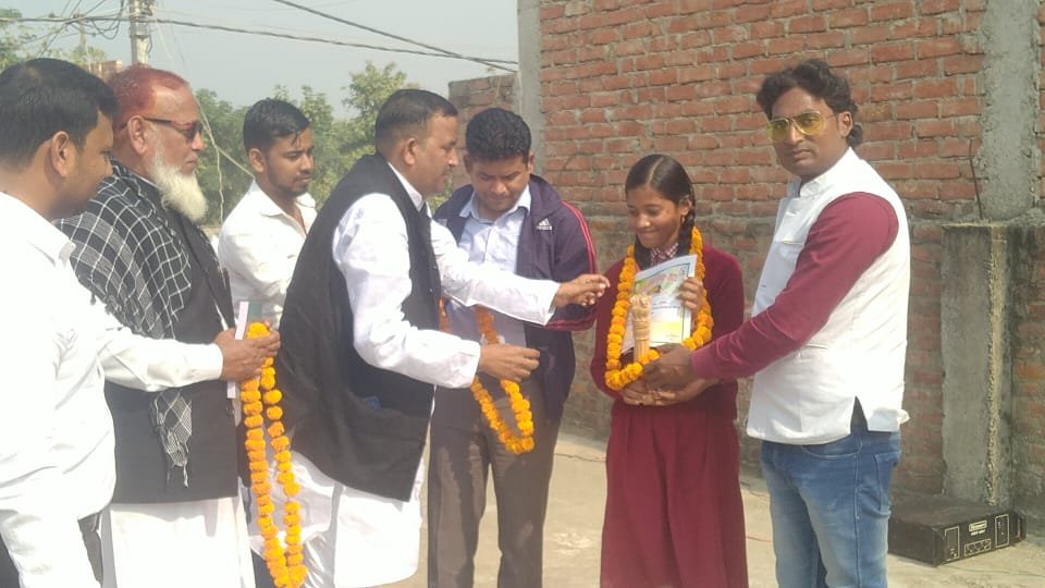 हिंदी समाचार |छात्रा को पुरस्कार देकर किया...