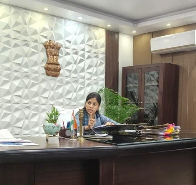 हिंदी समाचार |5अंचलाधिकारियों से डीएम ने की...