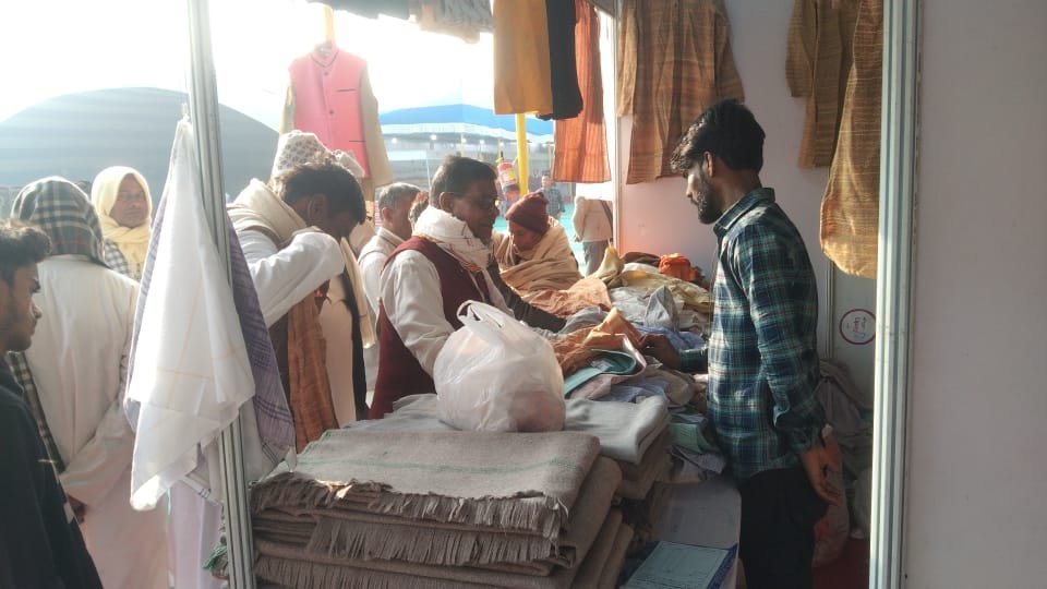 हिंदी समाचार |खादी मेला में गर्म कपड़ों की...