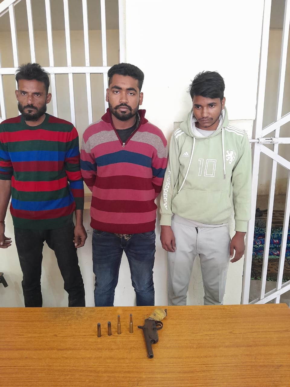 हिंदी समाचार |देसी कट्टे के साथ तीन अपराधी...