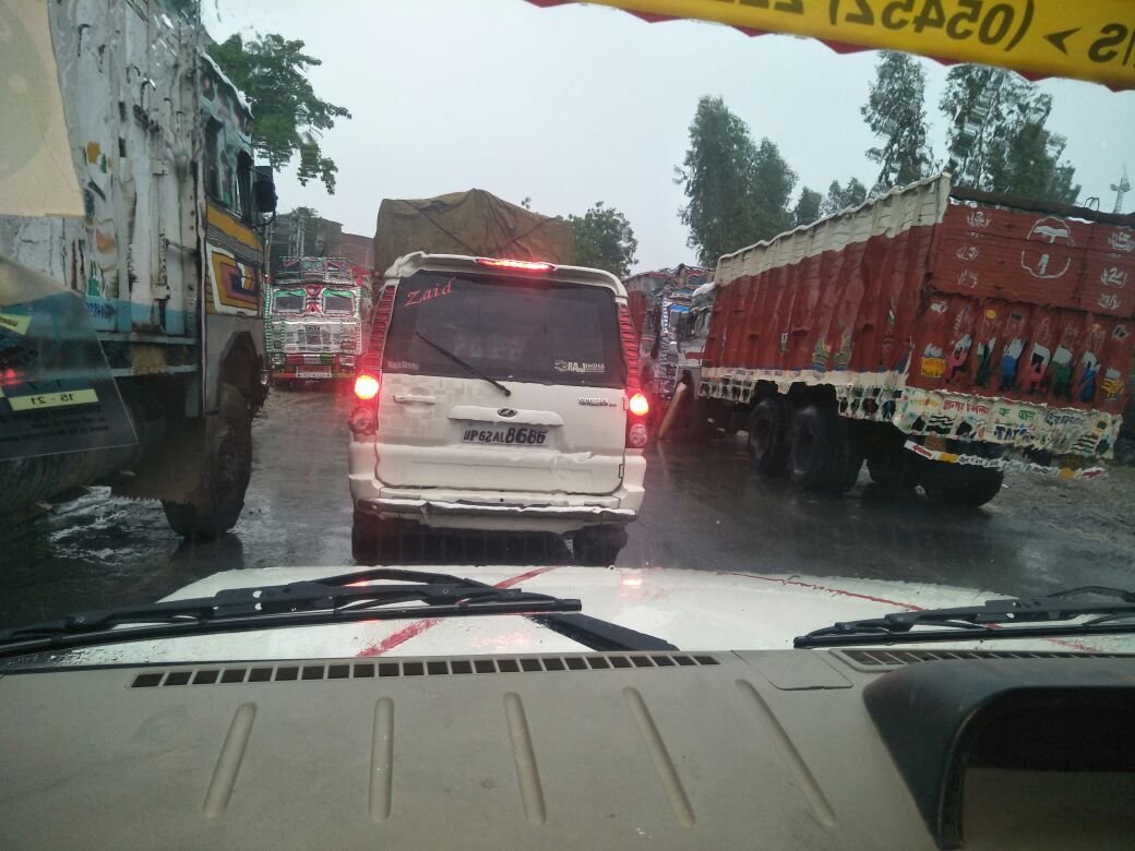 हिंदी समाचार |शाहगंज बायपास पर सड़क के दोनों...