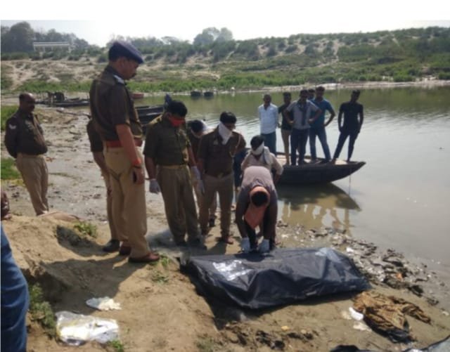 हिंदी समाचार |गंगा में तैरता मिला...