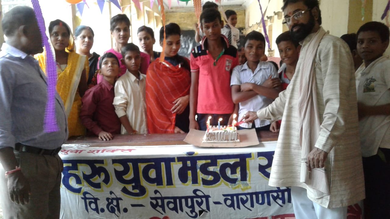 हिंदी समाचार |शिक्षक और बच्चों ने केक काटकर...