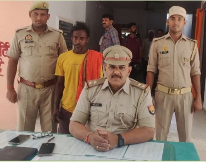 हिंदी समाचार |एक वांछित अभियुक्त चढ़ा पुलिस...