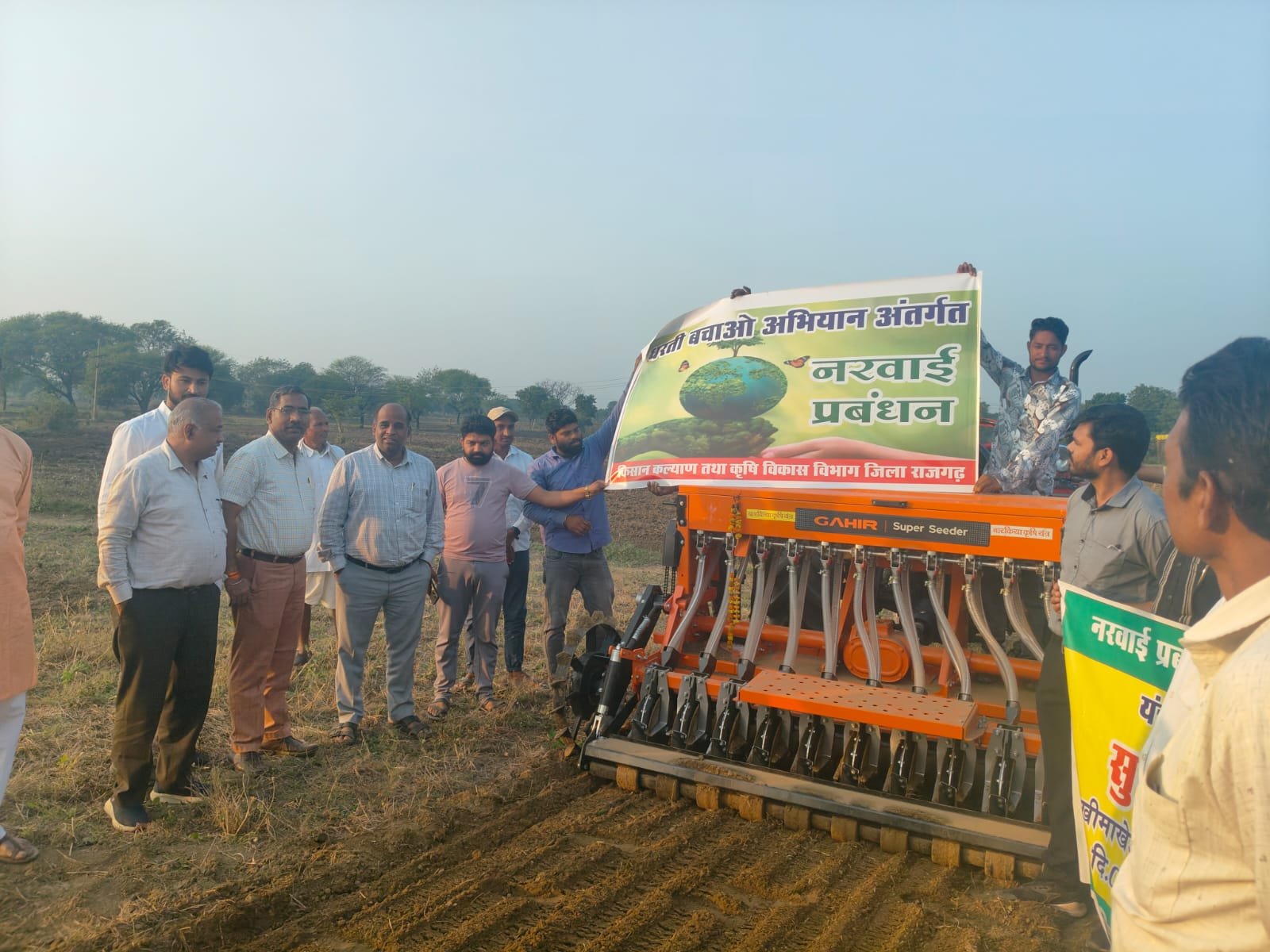 हिंदी समाचार |कलेक्टर ने किया सुपर सीडर से...