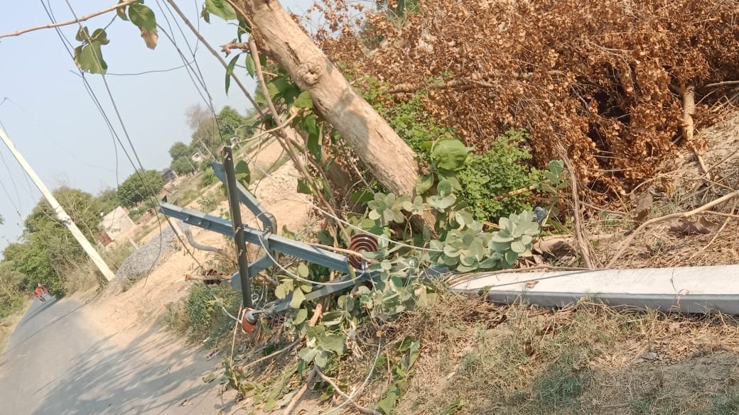 हिंदी समाचार |खनन माफियाओं के लदे डंपर ने...