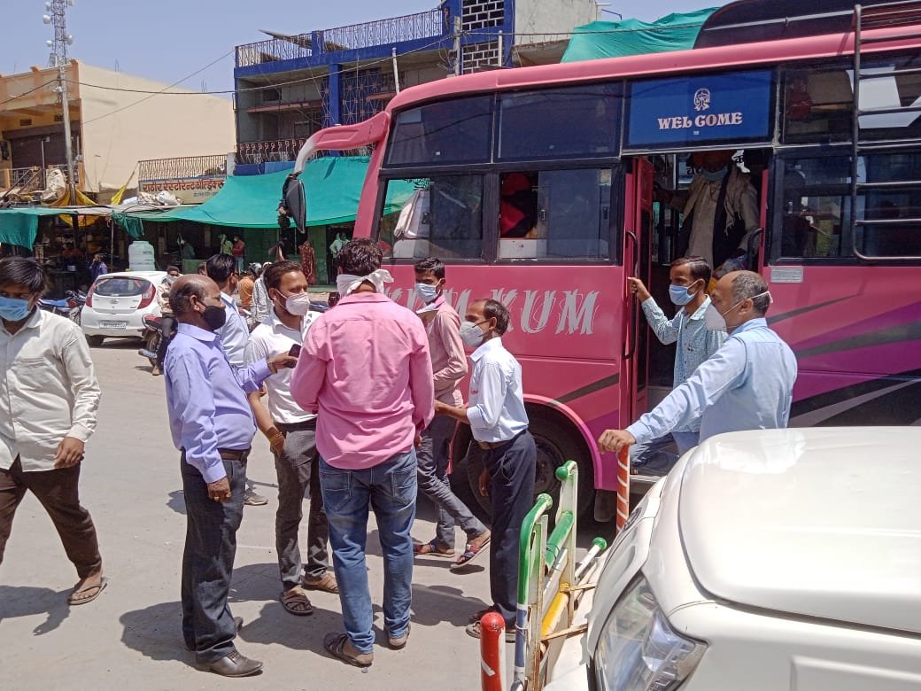 हिंदी समाचार |बिना मास्क वालों पर की गई...