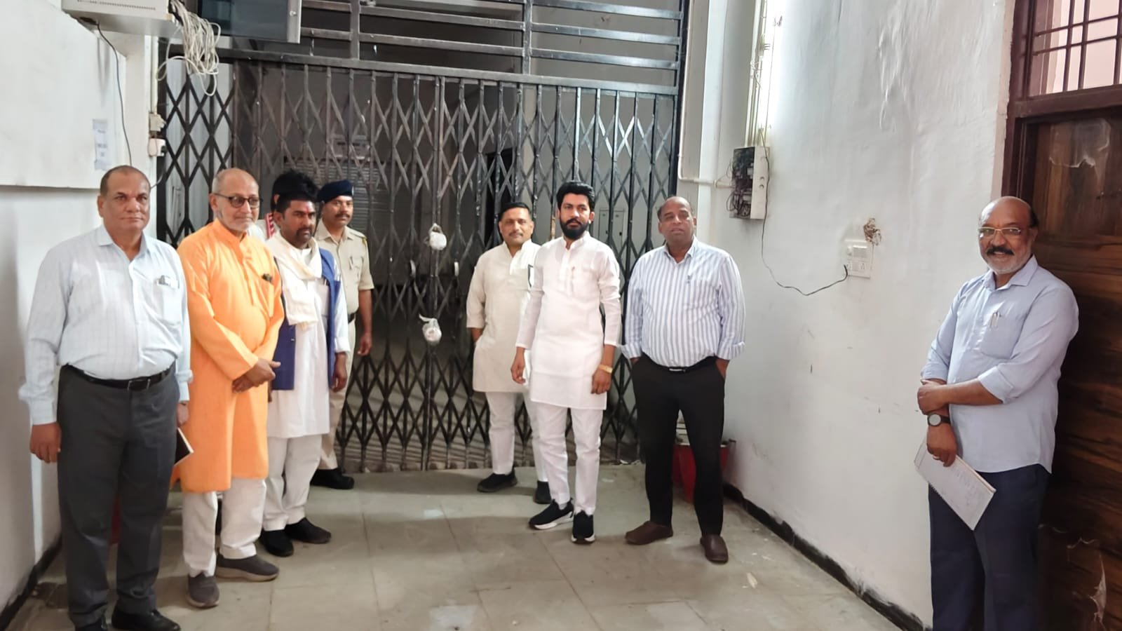 हिंदी समाचार | कलेक्टर ने किया ईवीएम...