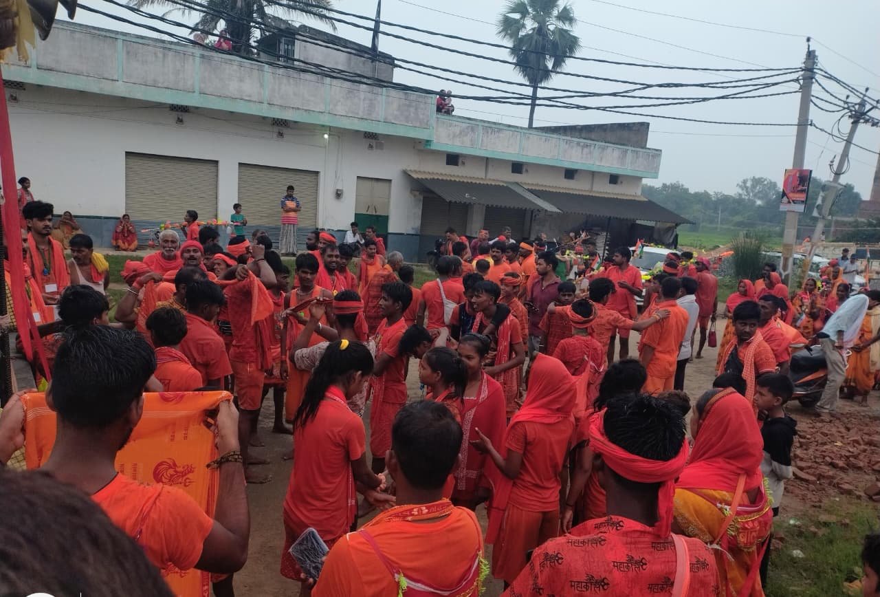 हिंदी समाचार | बक्सर से पैदल गुप्ताधाम कांवर...