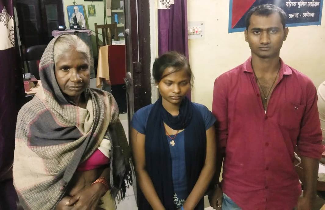 हिंदी समाचार |घर से नाराज होकर जा रही युवती...